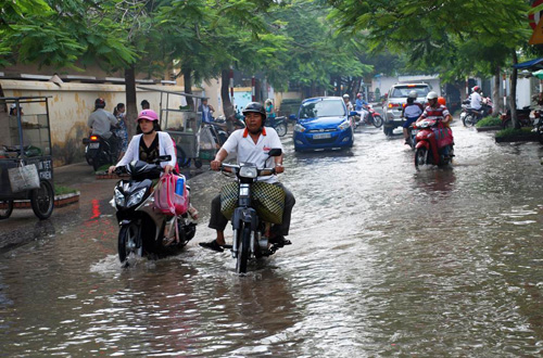 Triều cường dâng, nhiều tuyến đường thành phố Bạc Liêu bị ngập ảnh 1